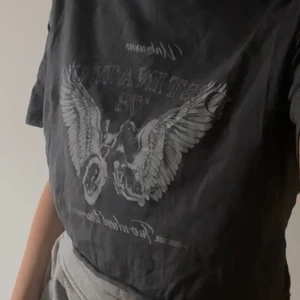 Gina grå magtröja M - Croppad Statement tee från Gina Köpt för ca 2 år sedan i butik, dock använd alltför sällan då den it riktigt faller mig i smaken. Väldigt bra skick då den knappt är använd. I storlek M, men passar nog även både S och XS. Ljusare o mer grå av sig i verklighet, kan vid intresse skicka fler bilder. Pris kan naturligtvis diskuteras vid snabb affär! tveka it att höra av er vid frågor- finns alltid tillgänglig via dm 🥰 Levererar endast för tillfället, köparen står dock för eventuell frakt tillkomst📦