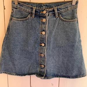 Jeanskjol  - Jeanskjol frön monki💕 sparsamt använd. Frakt ingår i priset🥰