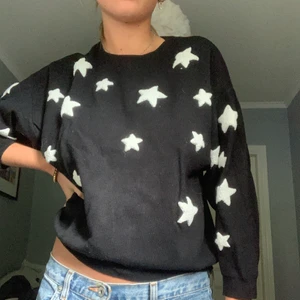 Zara tröja med stjärnor - Sååå söt stickad tröja från zaras barnavdelning storlek 11-12 men passar mig bra som vanligt vis har xs-s! Super fin och i ny skick!❤️ frakt står köparen för!
