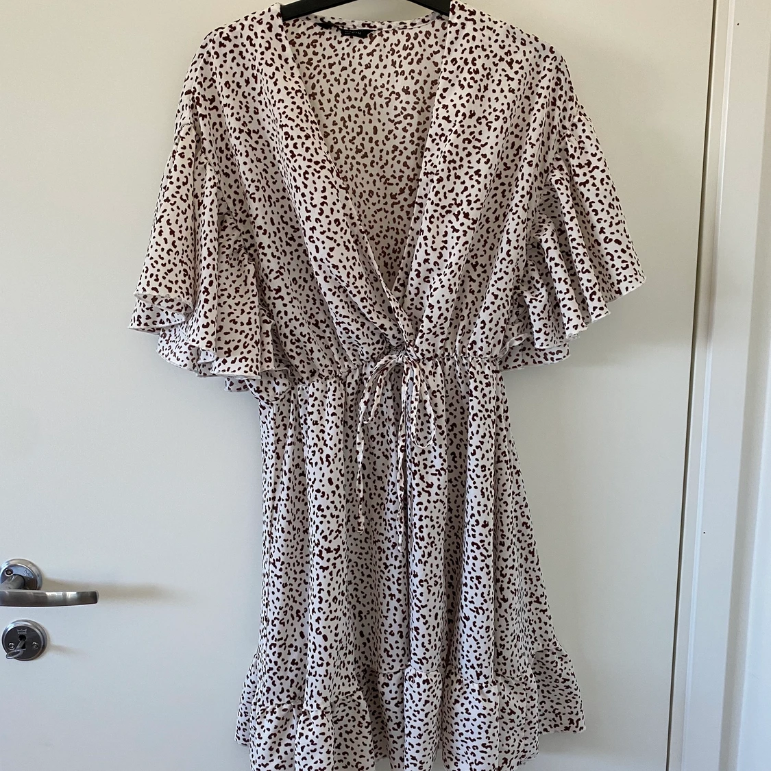 Klänning med mönster och volanger  