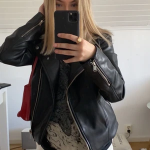 Skinnjacka  - Säljer min älskade skinnjacka då jag har två, väldigt fint skick! Köparen står för frakten 🚚