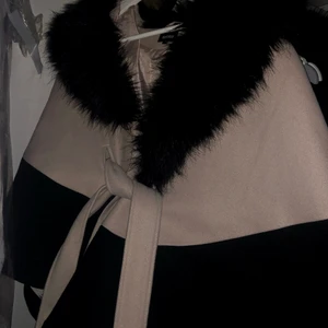 Kort kappa - Kort kappa, jätte bra till hösten och våren. Jätte varmt och skönt. Pris kan diskuteras.Använd fåtal gånger. Meddela för fler bilder