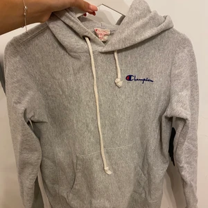 champion hoodie - fin ljusgrå hoodie från champion i bra skick 💕