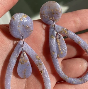 Örhängen  - Örhängen av glitter lera . Frakt 24kr Dm för mer info🥰
