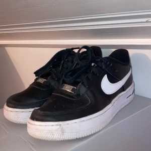 Skor  - Svarta Nike air force 1 använda en gång helt nya. Storlek 37 nypris 1200. Vill ha 700 för dom men vid snabb affär 600kr 