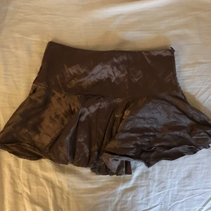 Brun kjol - En super fin brun kjol . Den sitter fint på och har en dragkedja på sidan. Helt ny och har aldrig använts! Köpare betalar frakt 💗 
