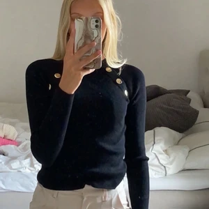 Svart långärmad - Säljer min svarta långärmad som är ribbad. Gör den så fin me guldknapps detaljerna. Frakten ingår ej.