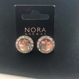 Örhängen - Örhängen. Aldrig använda. Legat i min smyckeslåda och tagit plats. Super fina. 