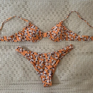 Blommig bikini - Märke: SHEIN✨ Storlek: L✨ Skick: Nytt✨ Passform: Ganska revealing. Toppen är mer åt det mindre hållet medan nederdelen är lite större. Bygel BH med pads✨ Övrigt: Beställde fel storlek på nätet så har aldrig använt den, säljer därav i nyskick✨ 