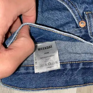 Säljer bara ett par jeans från weekday då dom inte passar på mig längre så har inte använt dom på jätte länge vilket förklarar varför dom är skrynkliga men de är bara att stryka dom.