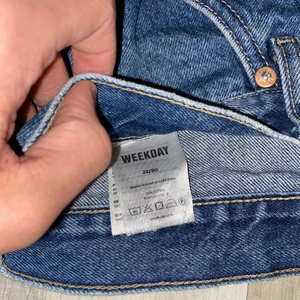 Weekday jeans space 32/30 - Säljer bara ett par jeans från weekday då dom inte passar på mig längre så har inte använt dom på jätte länge vilket förklarar varför dom är skrynkliga men de är bara att stryka dom.