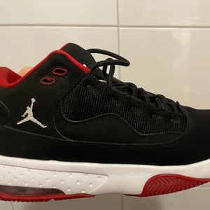 Jordan strlk 40 - ( lägger upp igen pga oseriösa köpare ). Säljer mina jordans som är strlk 40, superrr fint skick haft dom i cirka 5 månader men knappt använt. Helt rena. Egna bilder.