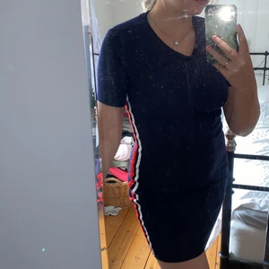 Klänning storlek 40 - Oanvänd klänning med sträck