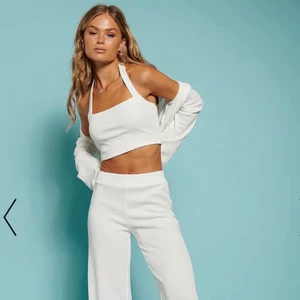 NAKD x Hanna Schönberg halterneck linne - Intressekoll på min halterneck topp från Hanna Schönbergs kollektion med NAKD. Säljer endast vid bra bud 💞 Endast använd en gång, därav i nyskick! Buda!!!