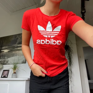 Adidas t-shirt - Röd t-shirt från adidas.