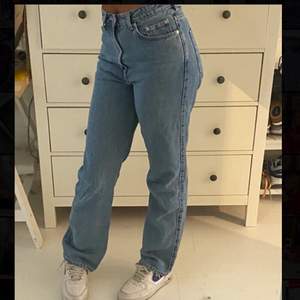 Blåa raka jeans från weekday! Storlek 27/32. Sitter bra på mig som är 175 cm lång.💕