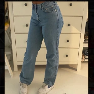 Weekday jeans - Blåa raka jeans från weekday! Storlek 27/32. Sitter bra på mig som är 175 cm lång.💕