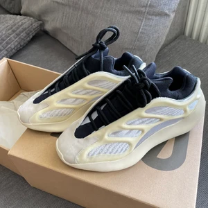 Yeezy 700 - Säljer nu dessa Yeezy 700 azael som är använda 1 gång. Passar tyvärr inte min fot vilket är synd då de är väldigt fina. Storlek 37 1/3. Inköpta på adidas när de släpptes! Köparen står för eventuella fraktkostnader.