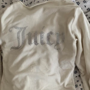 Intressekoll cardigan - Vill se intresset på denna cardigan som jag väldigt nyligen( halvår sedan) köpte på Urban men tror ej den går att lämna tillbaka då den var på rea när den köptes (köpte för ca 400 kr uppåt)! Super cool men passar inte min stil drf använd ca 2ggr 💕💕💕 