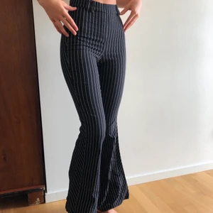 Randiga utsvängda byxor - Byxor i stretchigt material, bekväma att ha på sig, sitter mycket bra i midjan