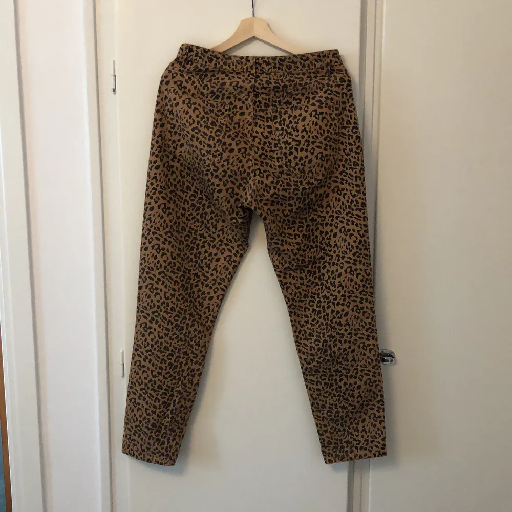 Leopard printade jeans köpta här på plick den 9/8 men tyvärr så var dom för stora för mig. Storlek 40. Köpte för 150, säljer för 100. Köparen står för frakt.. Jeans & Byxor.