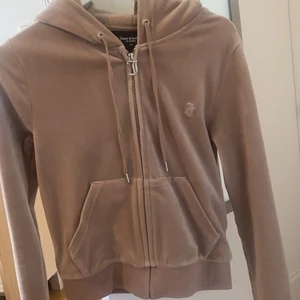 Juicy couture - Säljer juicy couture kofta , storlek xs. Köptes på nk för ca 6 månader sen. Aldrig använd 
