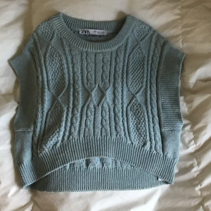 Zara vest  - En jätte fin väst som tyvärr inte kommer till användning och är bara provade i prov rum tog av lappen så kunde inte lämna tillbaka den tyvärr srl. S. Köparen står för frakten  
