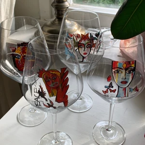 Vinglas Carolina Gynning - Säljer 4st vinglas designade av Carolina Gynning. De är helt oanvända, rymmer 75 cl och har alla olika motiv. Kvitto för glasgaranti tillkommer.