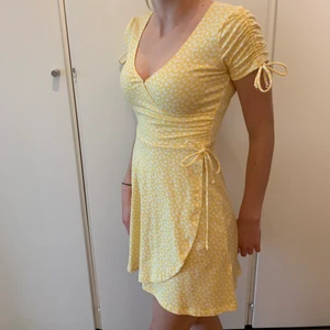 Klänning - Gul blommig klänning från Hollister💛 köparen står för frakt!