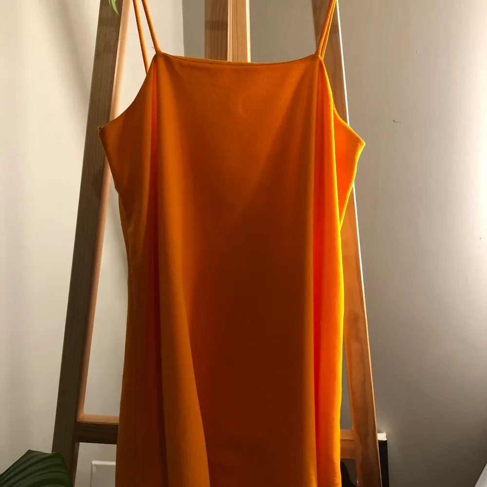 En orange klänning från zara som är rak i modellen. För mer bilder skriv till mig.💕 köparen står för frakten.. Klänningar.
