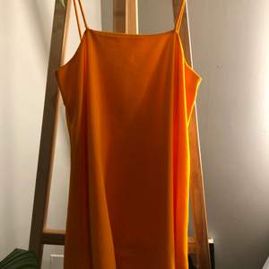 En orange klänning från zara som är rak i modellen. För mer bilder skriv till mig.💕 köparen står för frakten.