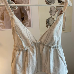 Volanglinne - Säljer detta söta volanglinne från shein. Det har tyvärr aldrig kommit till användning, därför väljer jag att sälja det❤️ det är i storlek XS men resåren som går runt linnet är väldigt töjbart och ganska stort så skulle säga att den passar xs-m❤️