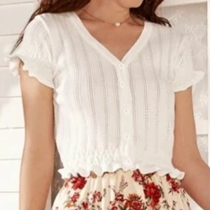 Vit topp - Super gullig vit topp med knappar🌸🌸🌸
