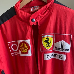 MARLBORO RED VINTAGE RACING JACKET - Jackan är XXXXL men känns som Large. Vintage one of a kind Marlboro Red racing jacka därav priset. Trots åldern är jackan i väldigt bra skick och hör av i DM för fler bilder😌✌🏽