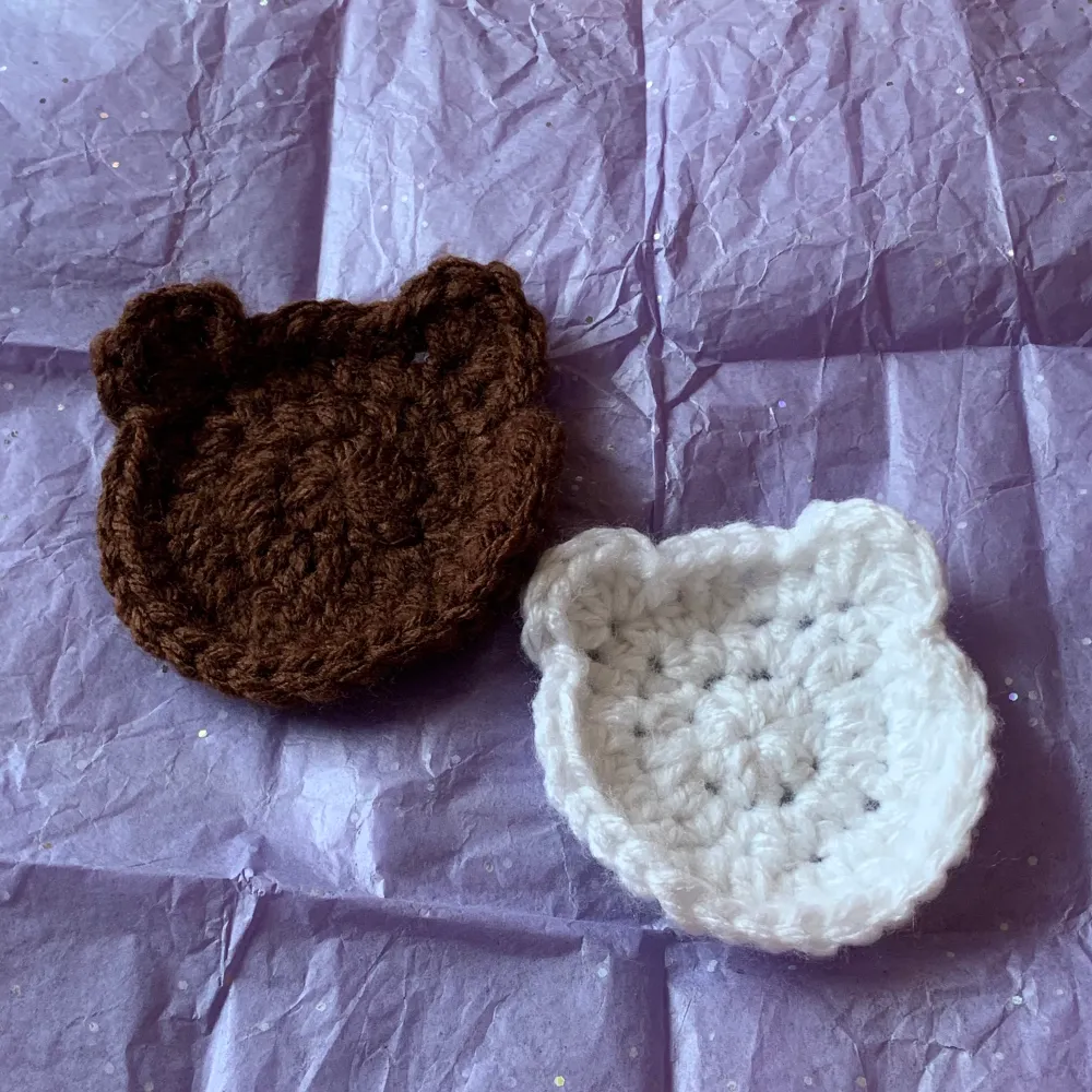 Jag säljer dessa fina Björn underlägg i brunt och vitt (om ni vill att jag ska göra de i en annan färg är det bara att fråga). Jag har virkat de själva och de är jättebra för att ha glas på eller bara som dekoration. Frakt ingår ej! Jag kan samfrakta om man köper flera eller andra saker. Annars kan vi ses någonstans i Stockholm! 💕✨🐻. Muu.