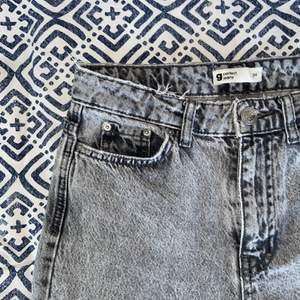 jeans i superfin grå färg! (gråa som i bild 1 o 3) har tyvärr blivit för små men har använts en del så de är slitna nertill o i linningen (bild 1 o 3) men tycker att det gör dem lite coolare🙌🏼 säljer även ett par ljusblåa🧊🧊🧊 nypris 499kr