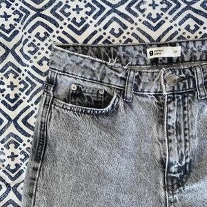 gina tricot dagny mom jeans petite - jeans i superfin grå färg! (gråa som i bild 1 o 3) har tyvärr blivit för små men har använts en del så de är slitna nertill o i linningen (bild 1 o 3) men tycker att det gör dem lite coolare🙌🏼 säljer även ett par ljusblåa🧊🧊🧊 nypris 499kr