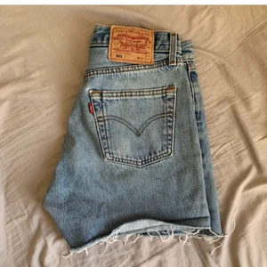 Jeans Shorts Levis  - Super snygga jeans shorts som sitter assnyggt! Waist 30, skulle säga str S / 36/38