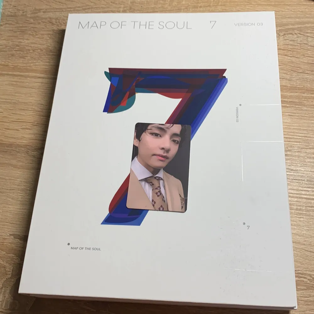 Säljer denna bts album mots7, version 3 med en Taehyung photocard. Albumet har absolut inga sorts skador och allt kommer med. Vill du ha taehyung photocarden så blir det en extra 50kr, så totalt med photocarden 300kr.  Jag tar BARA emot swish. . Accessoarer.