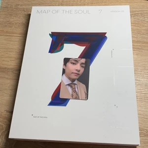 Bts album  - Säljer denna bts album mots7, version 3 med en Taehyung photocard. Albumet har absolut inga sorts skador och allt kommer med. Vill du ha taehyung photocarden så blir det en extra 50kr, så totalt med photocarden 300kr.  Jag tar BARA emot swish. 
