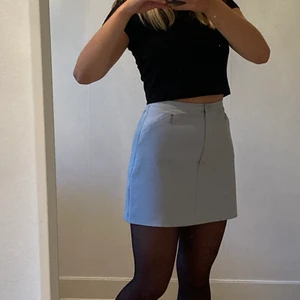 Söt ljusblå kjol - Jättesöt ljusblå minikjol från Benetton! Har små dekorativa fickor med dragkedjor. Möts upp i Malmö eller fraktar💙