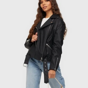 Skinnjacka  - Säljer den här snygga skinnjackan från Nelly i storlek 36 den är lite oversize 