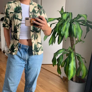 Kortärmad palmskjorta - Fräsch och superskön kortärmad skjorta, älskar mönstret! Strl är XS men jag är en S/M och den sitter perfekt, lite löst!