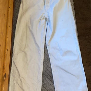 Levis ribcage straight Jeans - Säljer nu dessa vita Levis byxor då jag köpt dom i fel storlek. Använda 2/3 gånger. 400kr + frakt 62kr. Nypriset på dessa byxor är 1099. Vill ni ha bild på så är det bara att skriva privat