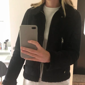 Super snygg svart jacka!🤩 storlek S - Jag säljer nu denna svin snygga jacka från Vero Moda, i storlek S! Den är i mocka material med teddy material inuti🥰 Säljs för minst 110 kr!💖 Köparen står för frakten. Hör av er vid frågor💕