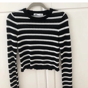RANDIG TRÖJA ZARA - Intressekoll på min svartvita randiga tröja från zara! Säljer endast för brs pris. Buda gärna💖 (första bilden är lånad) BUD PÅ 500