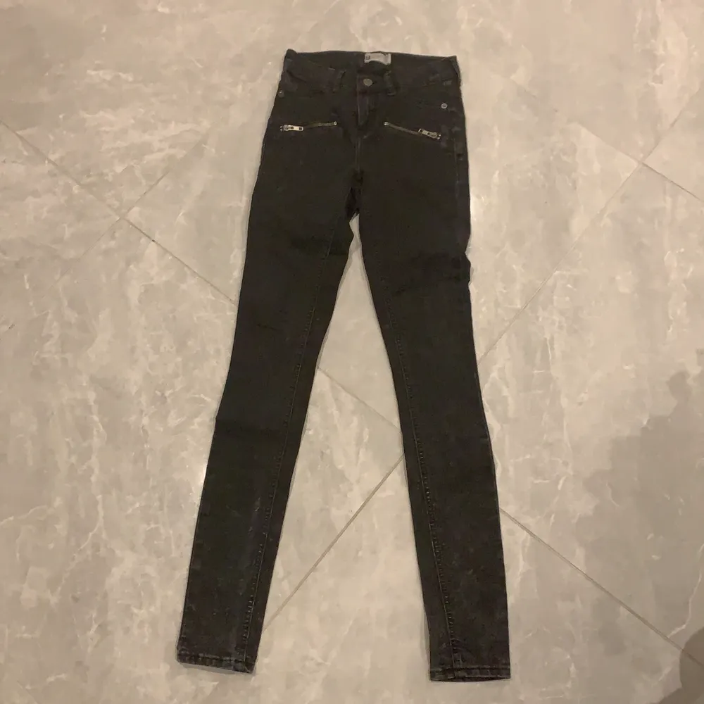 Svart gråa jeans med fina detaljer . Jeans & Byxor.