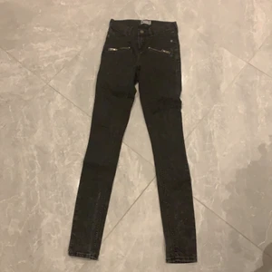 Svart gråa jeans  - Svart gråa jeans med fina detaljer 
