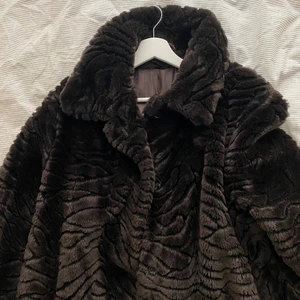 Pälskappa - (vet ej om det är äkta eller fuskpäls), möts upp i sthlm!