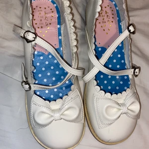 Kawaii Lolita skor🌸 - Kawaii/sweet Lolita/fairy kei skor❤️ Köpta i China av min farmor för 7 år sen🥰 Använda 2 gånger men har den legat nerpackade! Har en litet svart sträck på ”nosen”🖤 Finns band som sätts fast på ankeln. Pågrund av asiatiska storlekar så står det på ”strl 42” men de passar mig perfekt som är 40/41 🥰